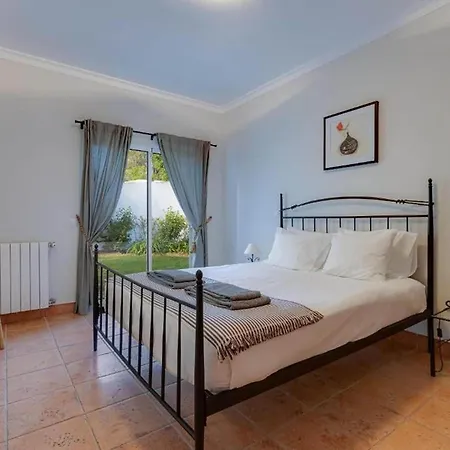 House With Garden And Private Pool Semesterbostad