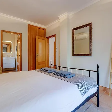 House With Garden And Private Pool Semesterbostad